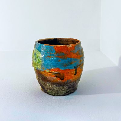 O noso Solpor Estival é unha peza única de cerámica rakú elaborada nos talleres de APAMP (Asociación de Familias de Persoas con Parálise Cerebral) para a marca A Casa Rodante