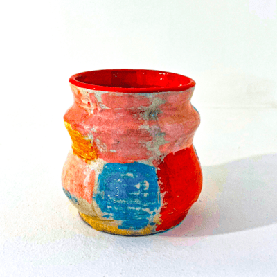 Con-torno "Patchwork" é unha peza única de cerámica rakú elaborada nos talleres de APAMP (Asociación de Familias de Persoas con Parálise Cerebral) para a marca A Casa Rodante