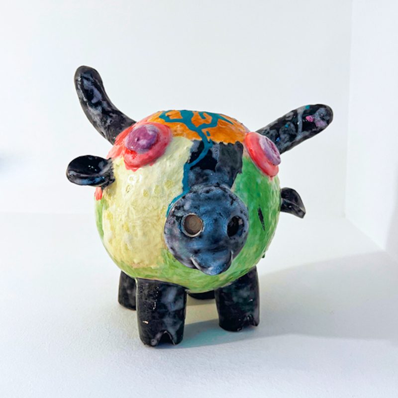 Vaca Tola é unha peza única de cerámica elaborada nos talleres de APAMP (Asociación de Familias de Persoas con Parálise Cerebral) para a marca A Casa Rodante
