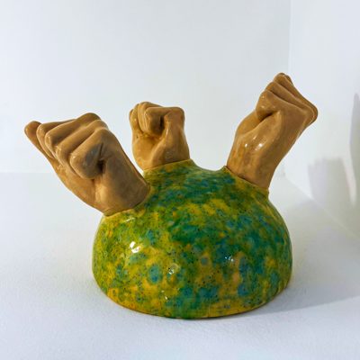 Percheiro Puños é unha peza única de cerámica elaborada nos talleres de APAMP (Asociación de Familias de Persoas con Parálise Cerebral) para a marca A Casa Rodante