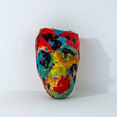 Faciana Colgante é unha peza única de cerámica elaborada nos talleres de APAMP (Asociación de Familias de Persoas con Parálise Cerebral) para a marca A Casa Rodante