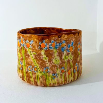 Maceteiro é unha peza única de cerámica elaborada nos talleres de APAMP (Asociación de Familias de Persoas con Parálise Cerebral) para a marca A Casa Rodante
