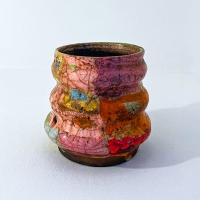 Con-torno Pastel é unha peza única de cerámica rakú elaborada nos talleres de APAMP (Asociación de Familias de Persoas con Parálise Cerebral) para a marca A Casa Rodante