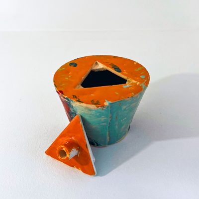 Xoieiro Triangular é unha peza única de cerámica elaborada nos talleres de APAMP (Asociación de Familias de Persoas con Parálise Cerebral) para a marca A Casa Rodante