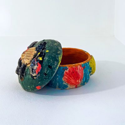 Xoieiro Mariñeiro é unha peza única de cerámica elaborada nos talleres de APAMP (Asociación de Familias de Persoas con Parálise Cerebral) para a marca A Casa Rodante