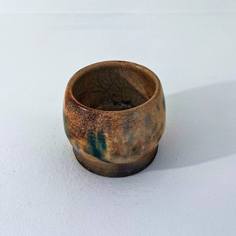 Colección Cerceta Afumado é unha peza única de cerámica rakú elaborada nos talleres de APAMP (Asociación de Familias de Persoas con Parálise Cerebral) para a marca A Casa Rodante