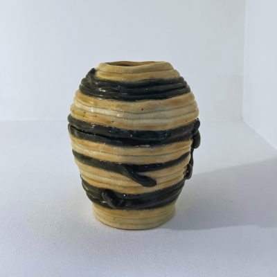 Bote Medusa é unha peza única de cerámica elaborada nos talleres de APAMP (Asociación de Familias de Persoas con Parálise Cerebral) para a marca A Casa Rodante
