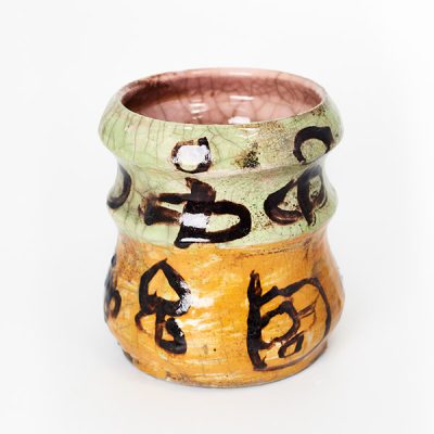 Kanji Nero é unha peza única de cerámica rakú elaborada nos talleres de APAMP (Asociación de Familias de Persoas con Parálise Cerebral) para a marca A Casa Rodante